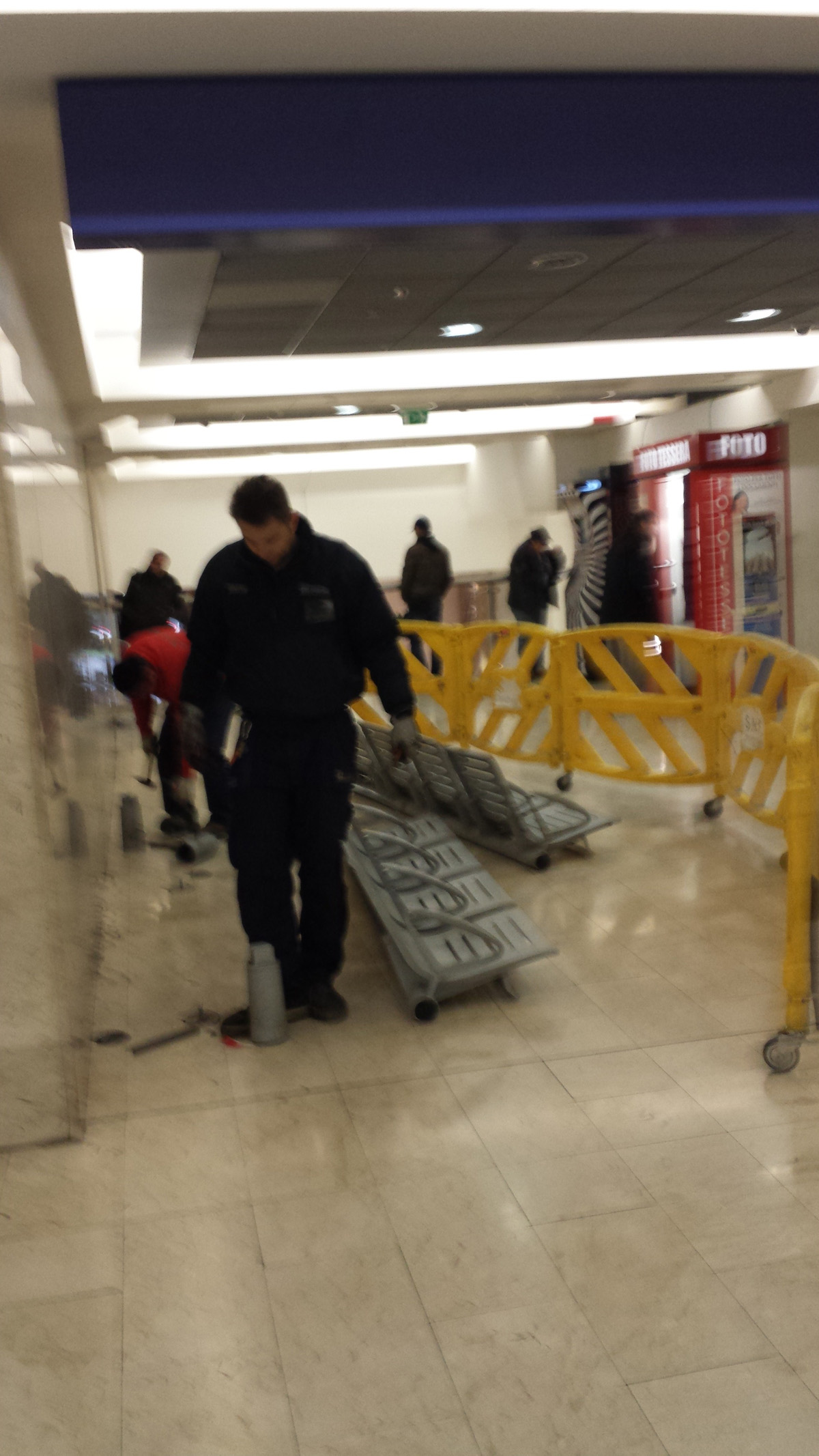 3 operai smantellano i sedili alla stazione centrale di MilanoMOD