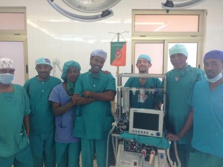 Mario Pironti con gli infermieri nella sala operatoria di Wolisso