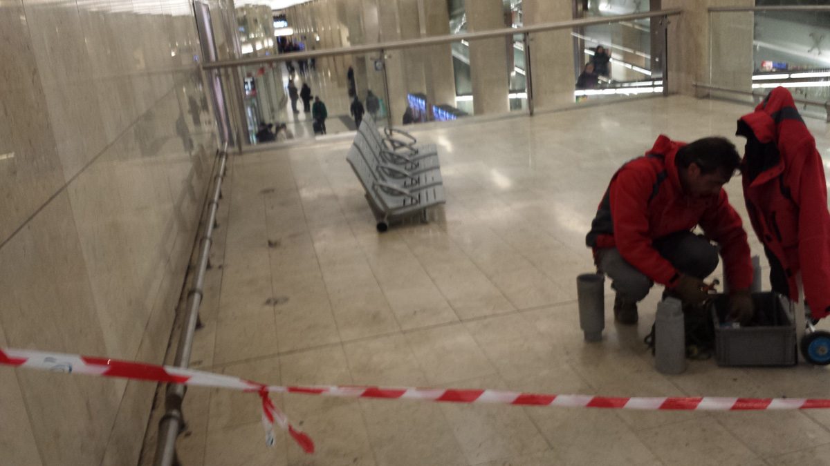 1 operai smantellano i sedili alla stazione centrale di MilanoMOD
